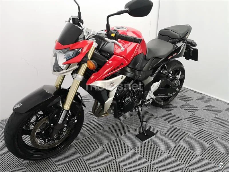 Suzuki GSR 750 – Vista 15