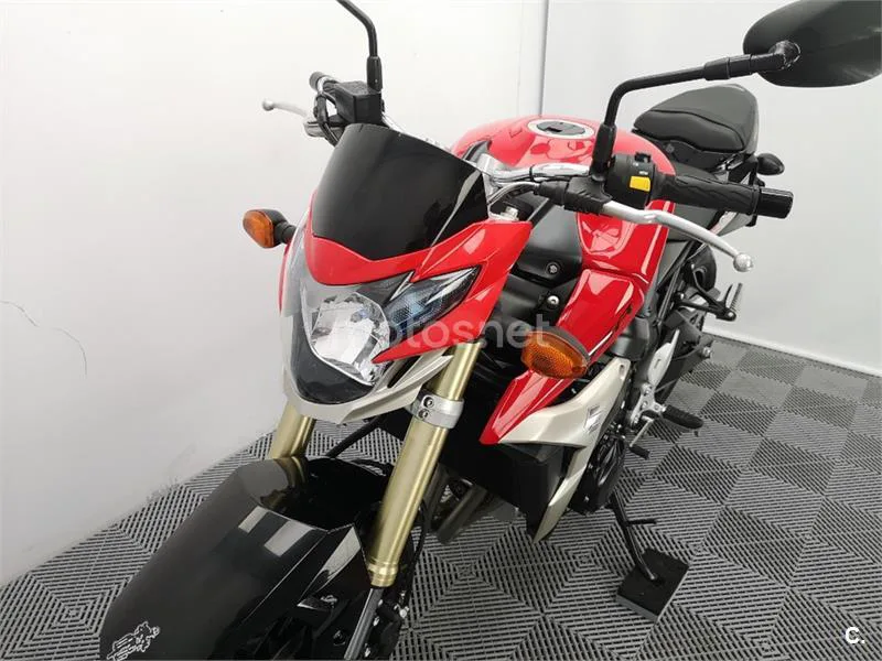 Suzuki GSR 750 – Vista 16