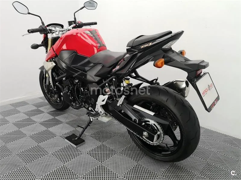 Suzuki GSR 750 – Vista 17