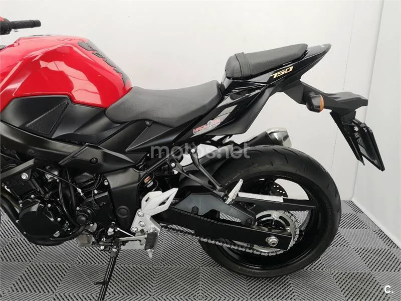 Suzuki GSR 750 – Vista 18