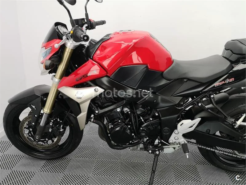 Suzuki GSR 750 – Vista 19