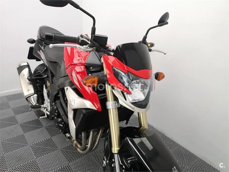 Suzuki GSR 750 – Vista 3