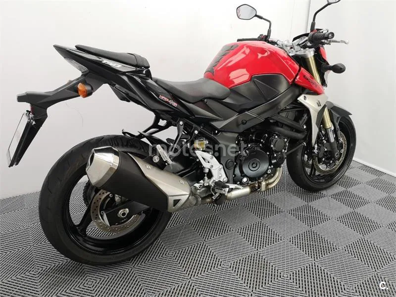 Suzuki GSR 750 – Vista 4