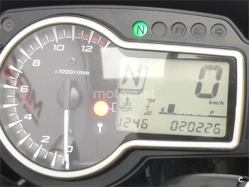 Suzuki GSR 750 – Vista 8