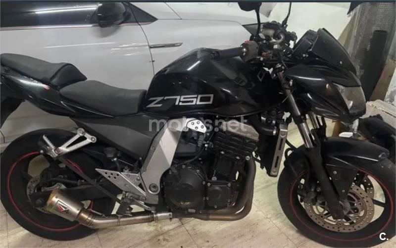 Kawasaki Z750 – Vista 3