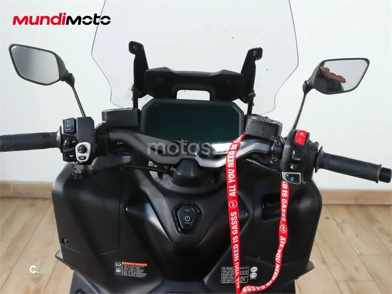 Yamaha TMAX – Vista 11