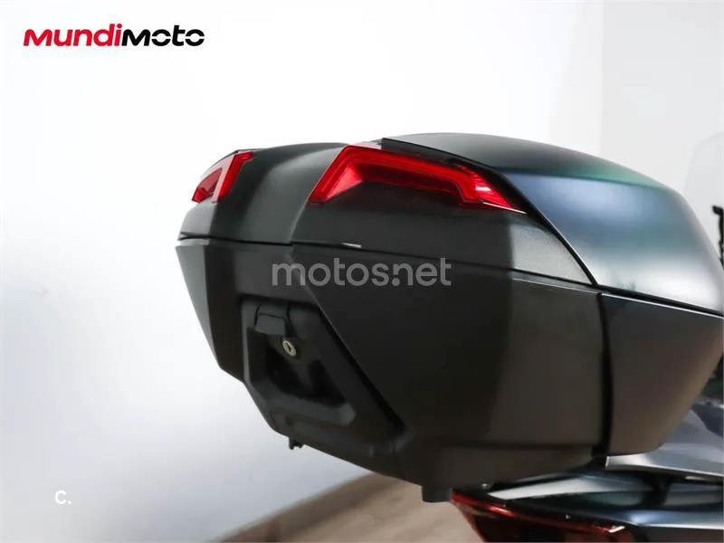 Yamaha TMAX – Vista 13