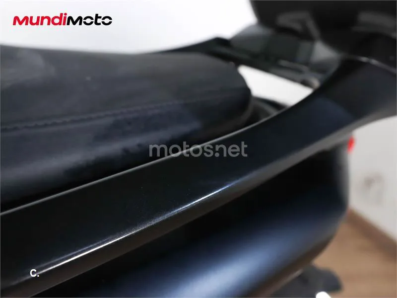 Yamaha TMAX – Vista 16