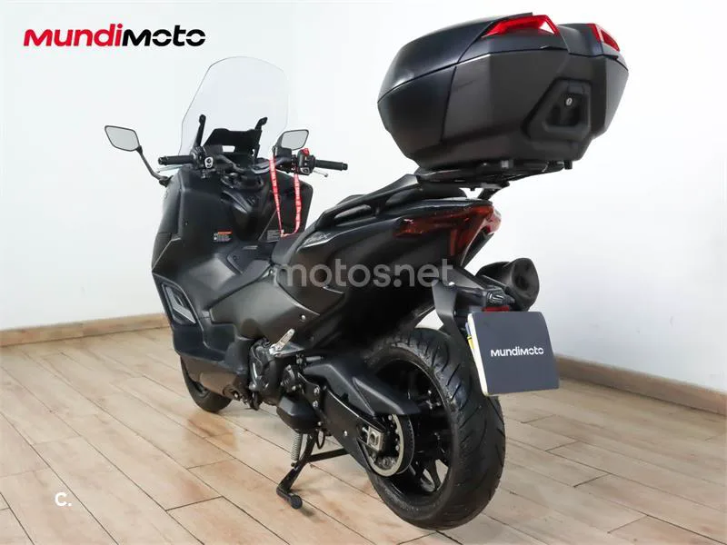 Yamaha TMAX – Vista 8