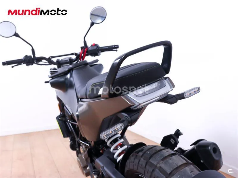 Husqvarna Svartpilen 401 – Vista 9