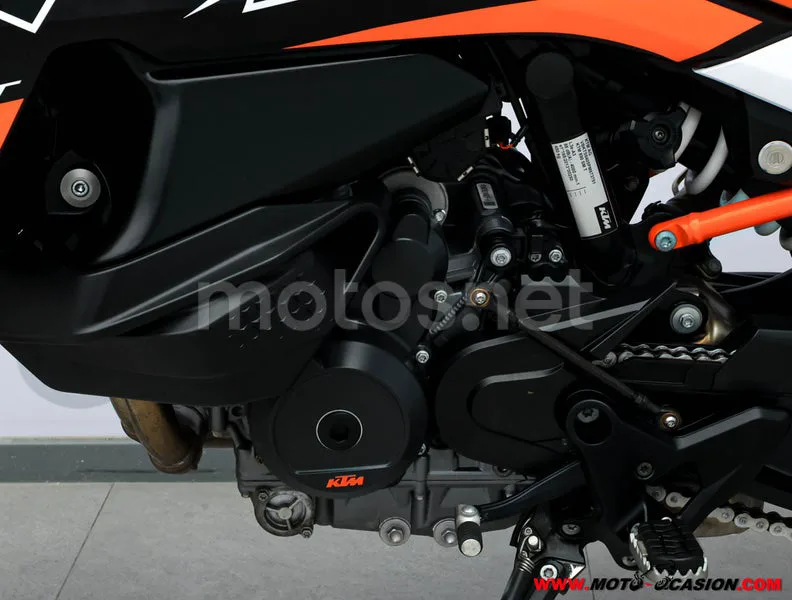 KTM 890 – Vista 10