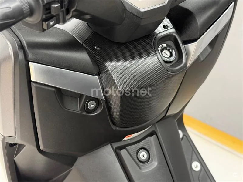 Yamaha XMAX 400 – Vista 16