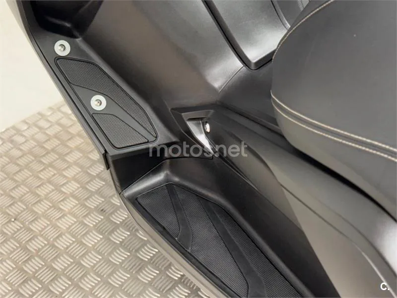 Yamaha XMAX 400 – Vista 17