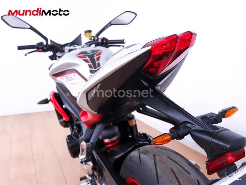 Triumph Street Triple – Vista 9