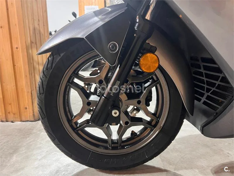 Kymco Grand Dink 300 – Vista 70