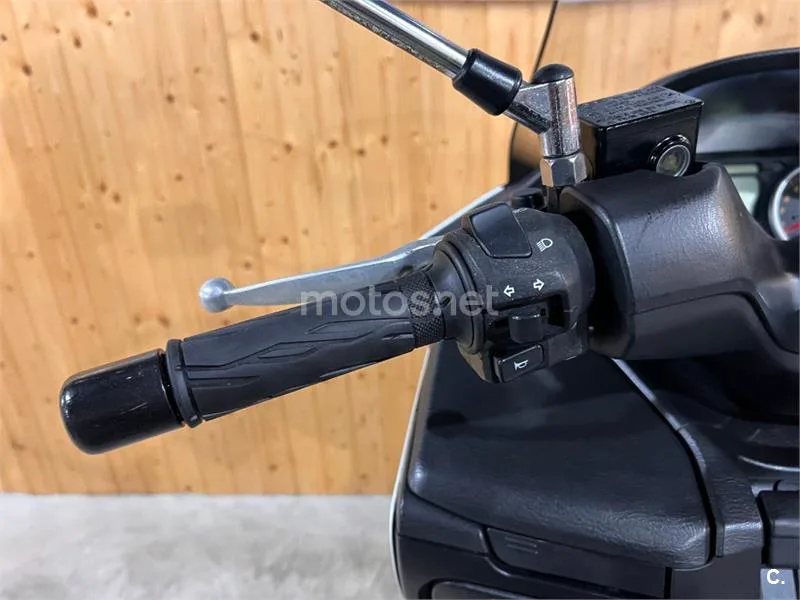 Suzuki Burgman 400 – Vista 17