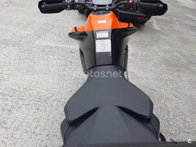 KTM 890 – Vista 10