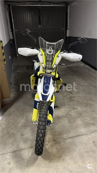 Husqvarna 701 Enduro – Vista 3