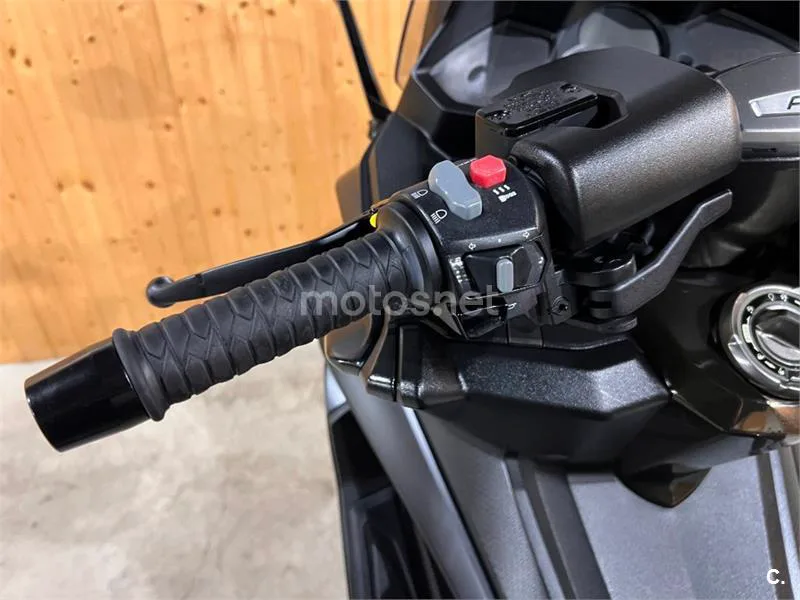 Kymco AK 550 – Vista 15