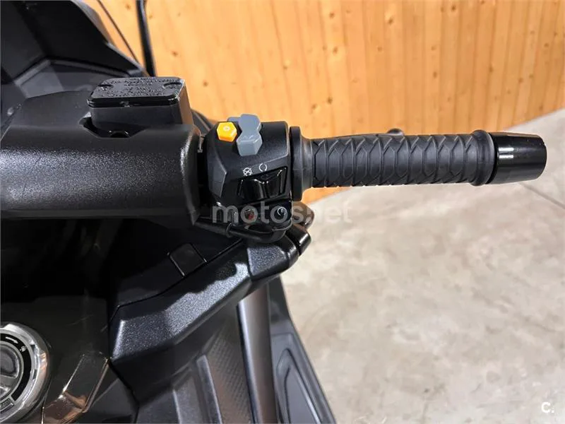 Kymco AK 550 – Vista 16