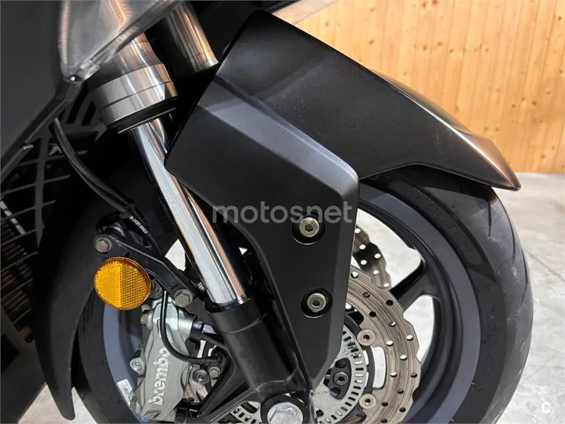 Kymco AK 550 – Vista 35