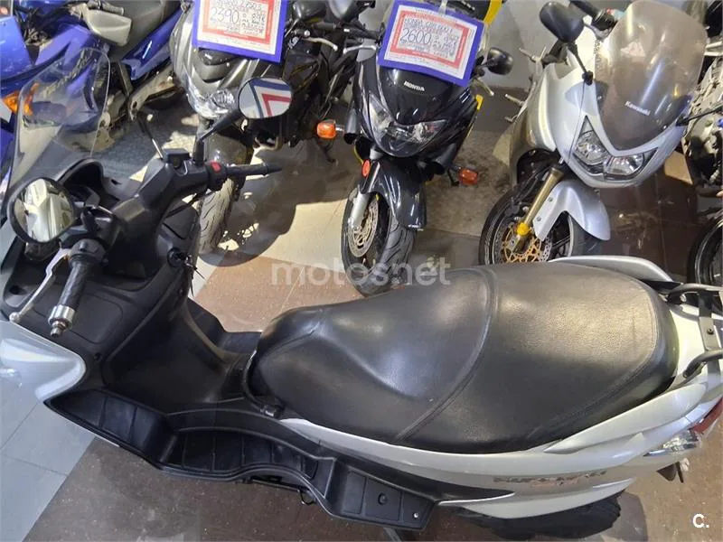 Suzuki Burgman 125 – Vista 12