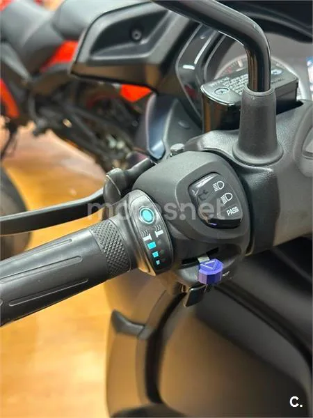 Yamaha XMAX 300 – Vista 11