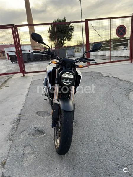 Honda CB 125 R – Vista 11