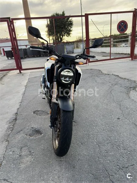 Honda CB 125 R – Vista 10