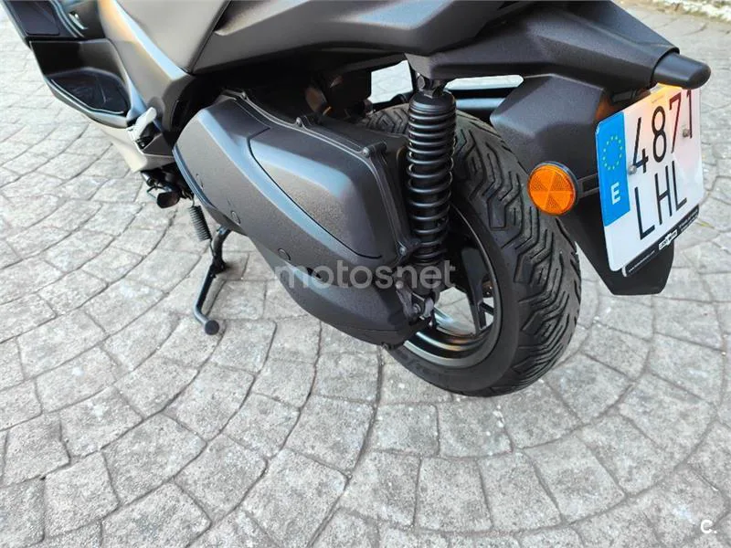 Yamaha XMAX 300 – Vista 10