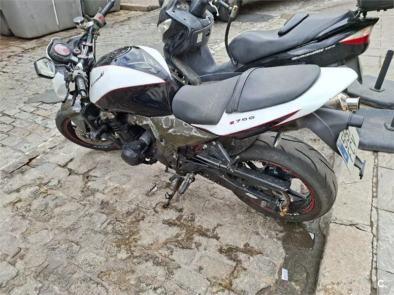Kawasaki Z750 – Vista 4