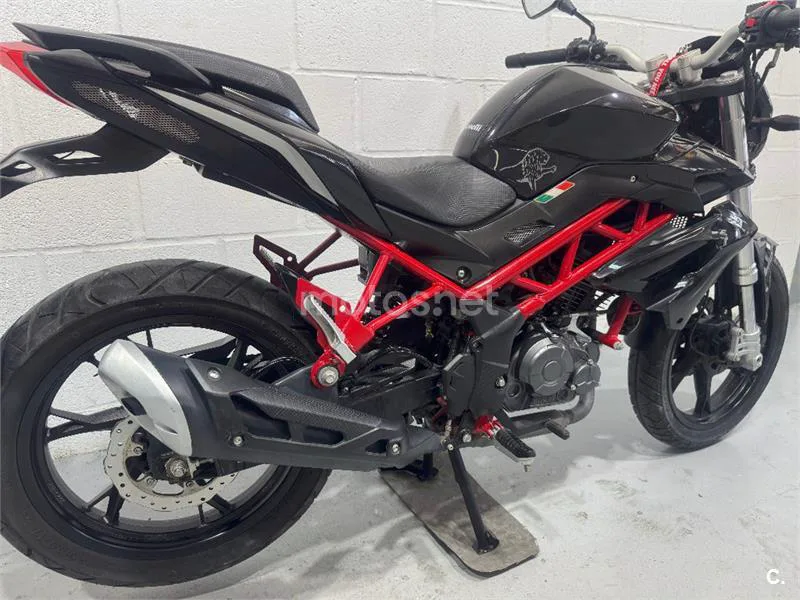 Benelli BN 125 – Vista 17