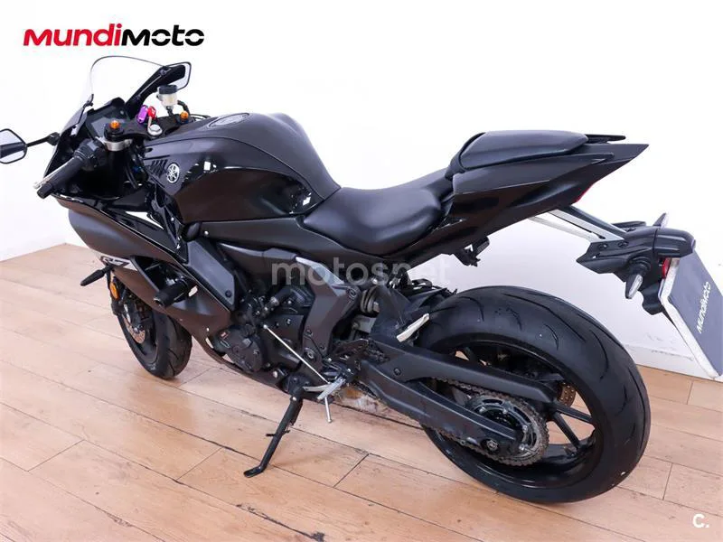 Yamaha R7 – Vista 8