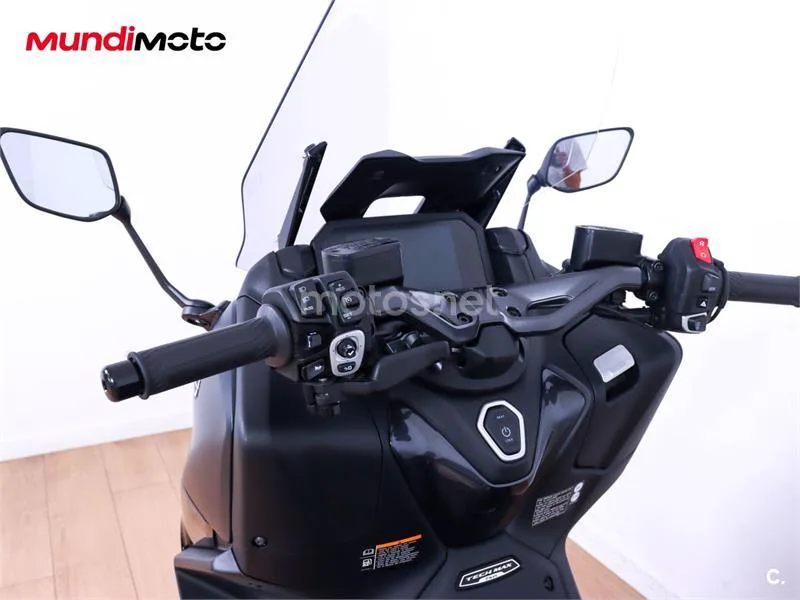 Yamaha TMAX – Vista 11