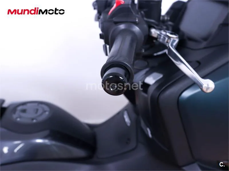 Yamaha TMAX – Vista 14