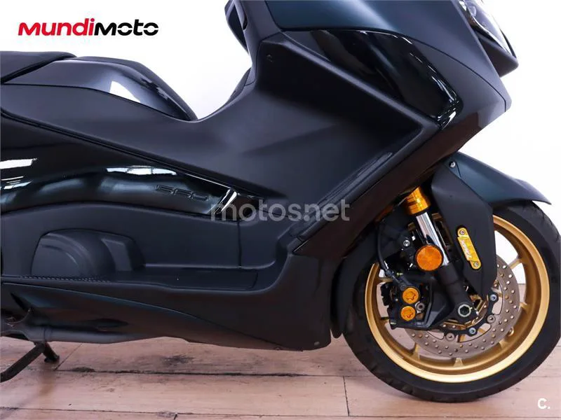 Yamaha TMAX – Vista 15
