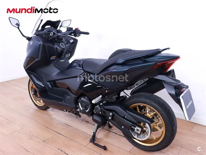 Yamaha TMAX – Vista 8