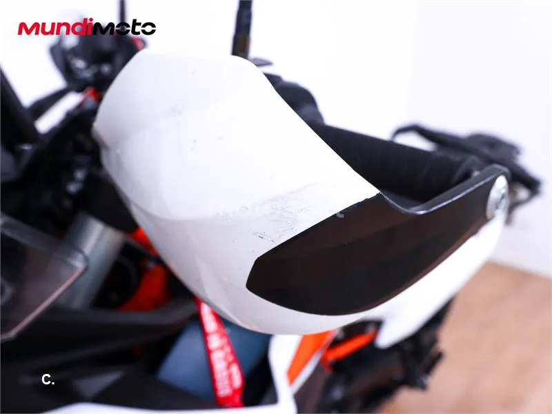 KTM 890 – Vista 14