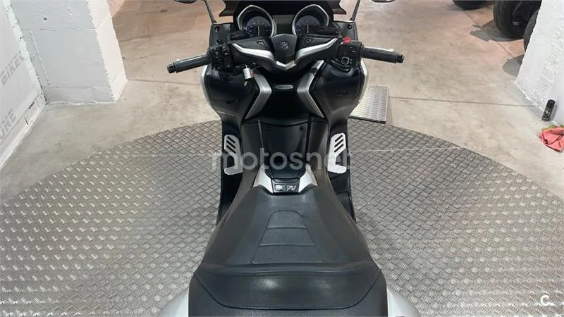 Yamaha TMAX – Vista 9