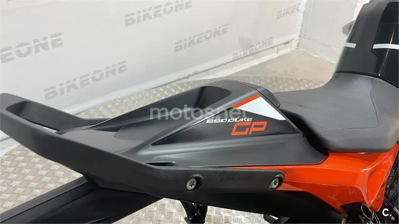 KTM 890 – Vista 12