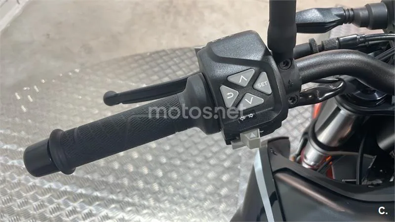 KTM 890 – Vista 13