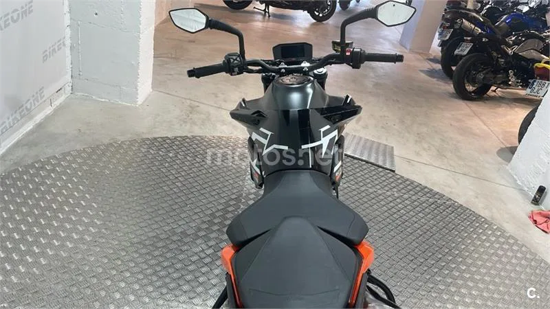 KTM 890 – Vista 9