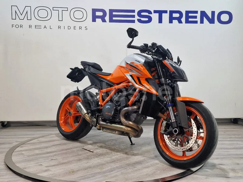KTM 1290 Super Duke R – Vista 6