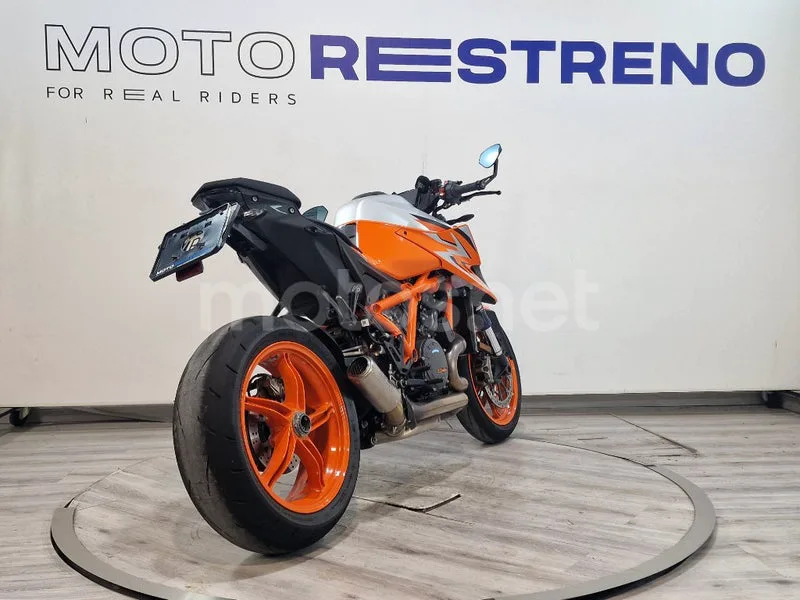 KTM 1290 Super Duke R – Vista 8