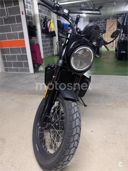 Husqvarna Svartpilen 701 – Vista 3