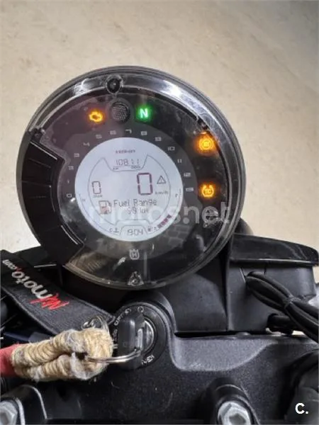 Husqvarna Svartpilen 701 – Vista 5