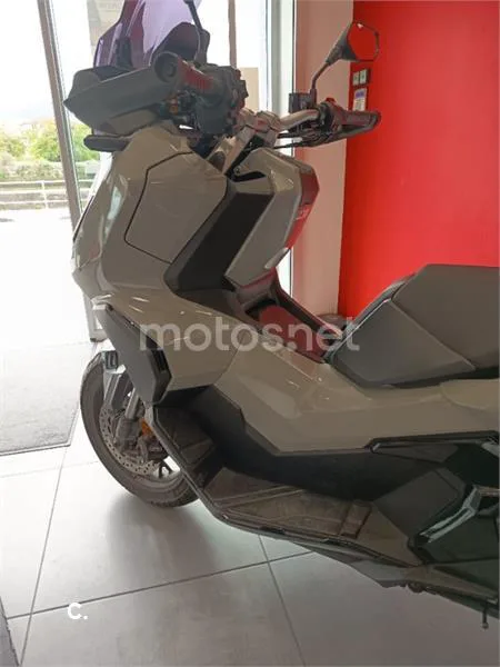 Honda ADV 350 – Vista 4
