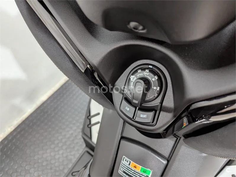 Yamaha XMAX 300 – Vista 11