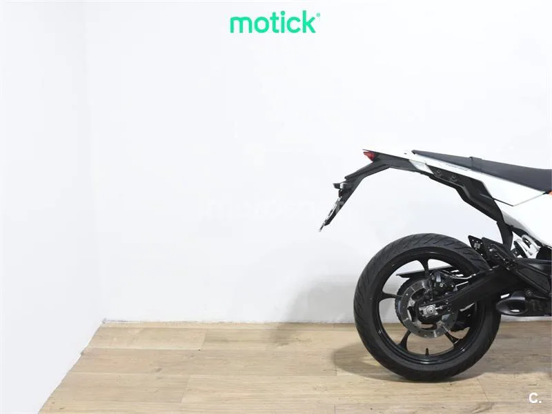 KTM 125 SMC R – Vista 3