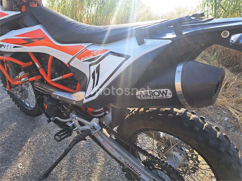 KTM 690 Enduro R – Vista 3